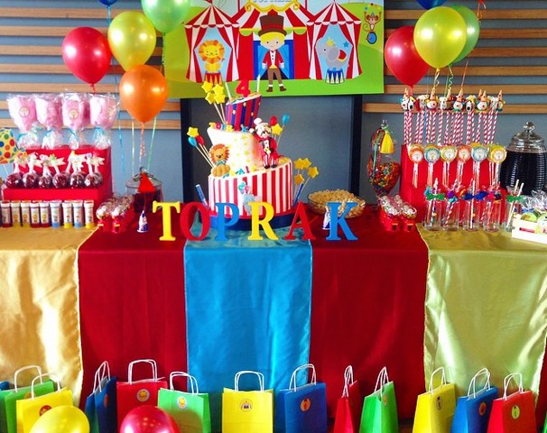 Ahşap harflerimizle bu güzel doğum günü masasında biz de yerimizi aldık